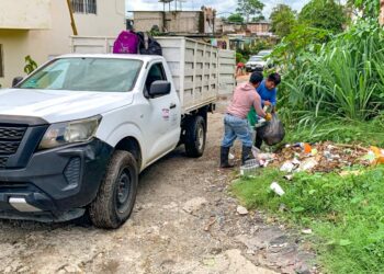 Ayuntamiento continúa desazolve y limpieza en drenes pluviales