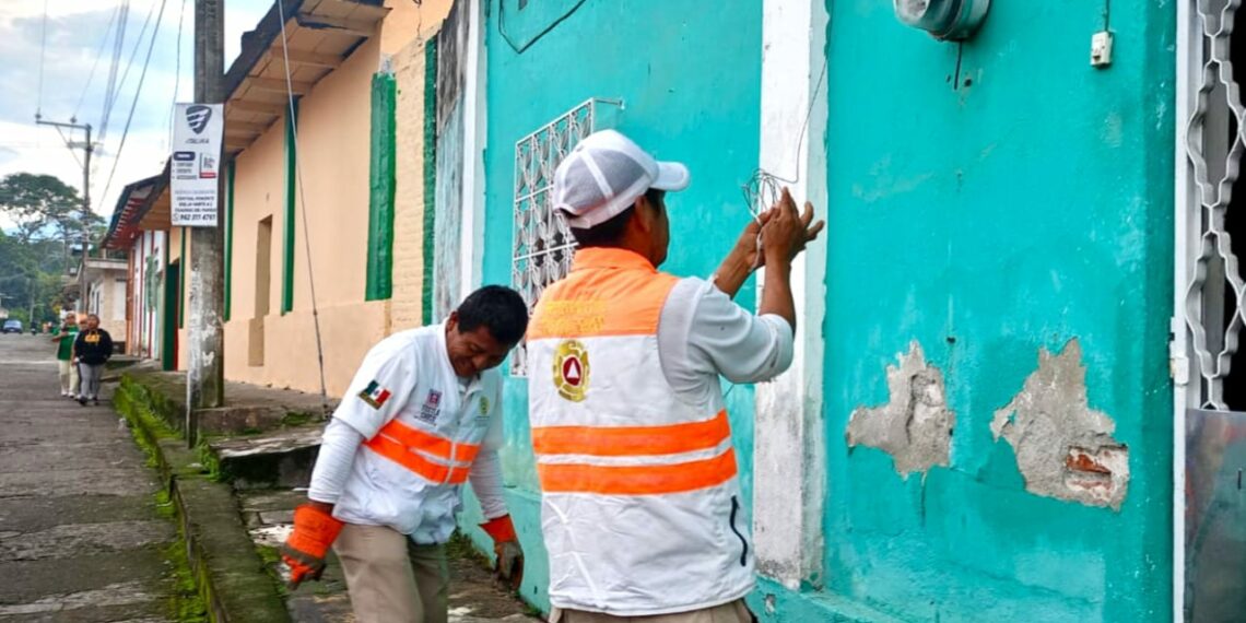 PC de Tuxtla Chico retira cables de CFE que hicieron corto y representaba peligro para la población