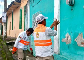 PC de Tuxtla Chico retira cables de CFE que hicieron corto y representaba peligro para la población