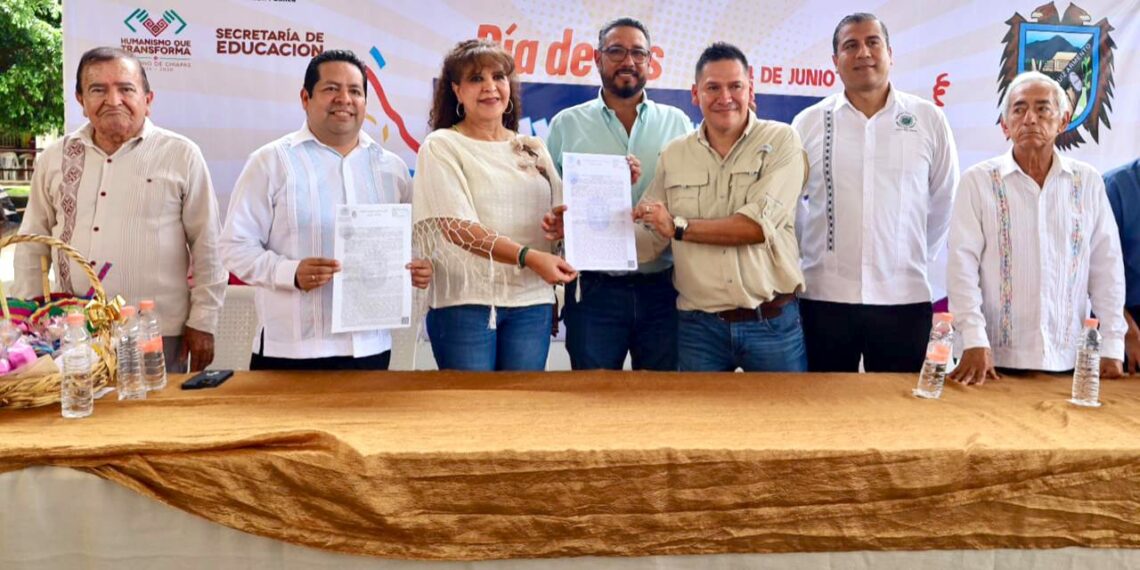 Impulsa Gobierno de Julio Gamboa, la firma de donación de escrituras de la escuela preparatoria Arnoldo Ruiz Armento