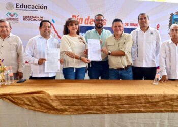 Impulsa Gobierno de Julio Gamboa, la firma de donación de escrituras de la escuela preparatoria Arnoldo Ruiz Armento
