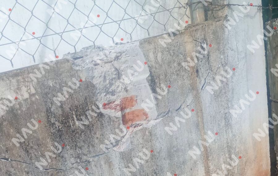 Camión de volteo daña escuela rural en Suchiate y huye del lugar