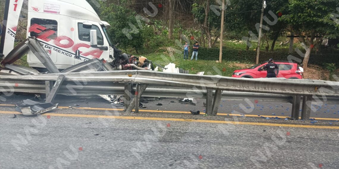 Tráiler cargado de cemento se estrella contra muro de contención en Huehuetán