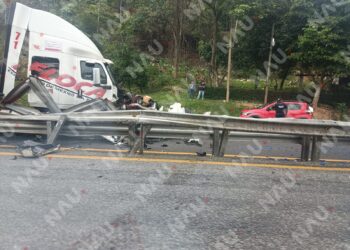 Tráiler cargado de cemento se estrella contra muro de contención en Huehuetán