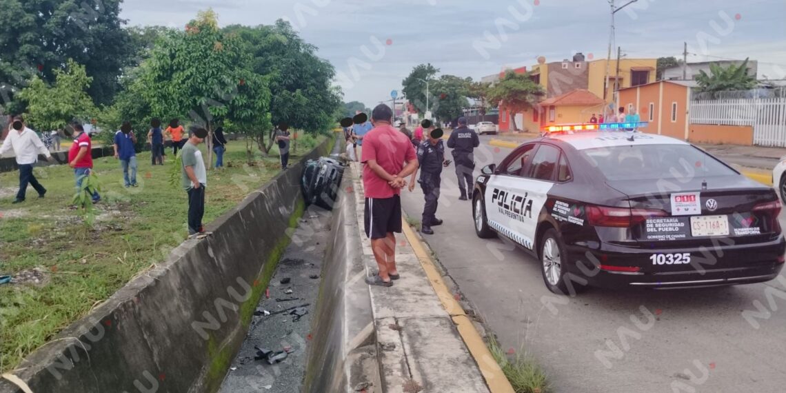 Vehículo de lujo cae a dren fluvial en Tapachula; no se reportan lesionados