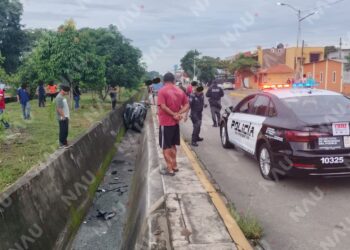 Vehículo de lujo cae a dren fluvial en Tapachula; no se reportan lesionados