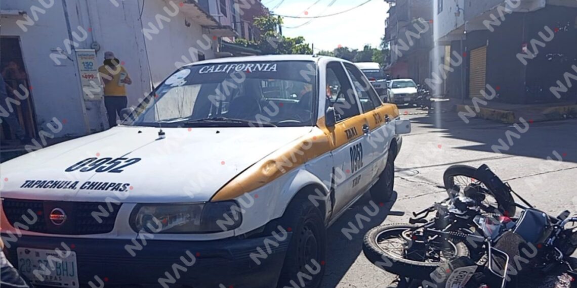 Accidente entre taxi y motocicleta en Tapachula; conductora extranjera resulta lesionada