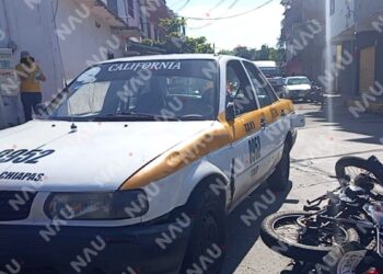 Accidente entre taxi y motocicleta en Tapachula; conductora extranjera resulta lesionada
