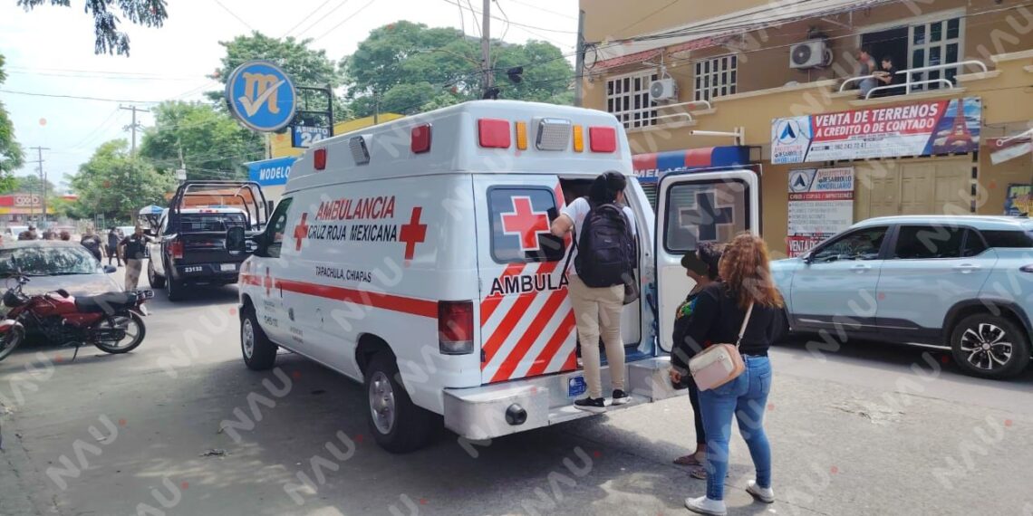 Conductora intenta dar vuelta prohibida y provoca choque con motorista en Tapachula