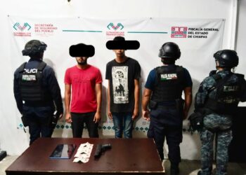Detienen a dos sujetos por presunto asalto a un consultorio en Tuxtla Chico