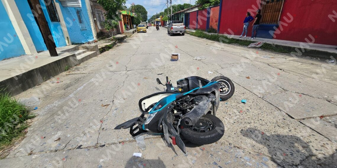 Menor de 14 años resulta herida en accidente entre motocicleta y camioneta en Mapastepec