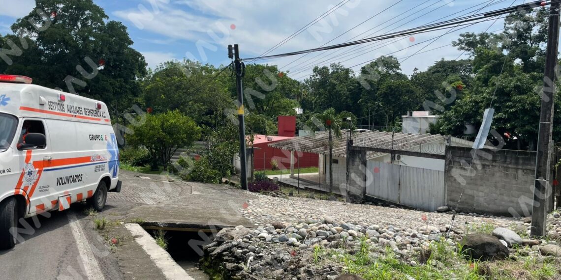 Dos hombres heridos tras volcar camión de volteo en carretera de Tuxtla Chico