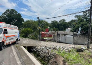 Dos hombres heridos tras volcar camión de volteo en carretera de Tuxtla Chico