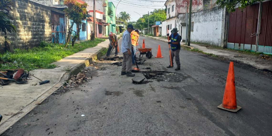 Ayuntamiento de Tapachula continúa trabajos de mantenimiento vial en diversos sectores