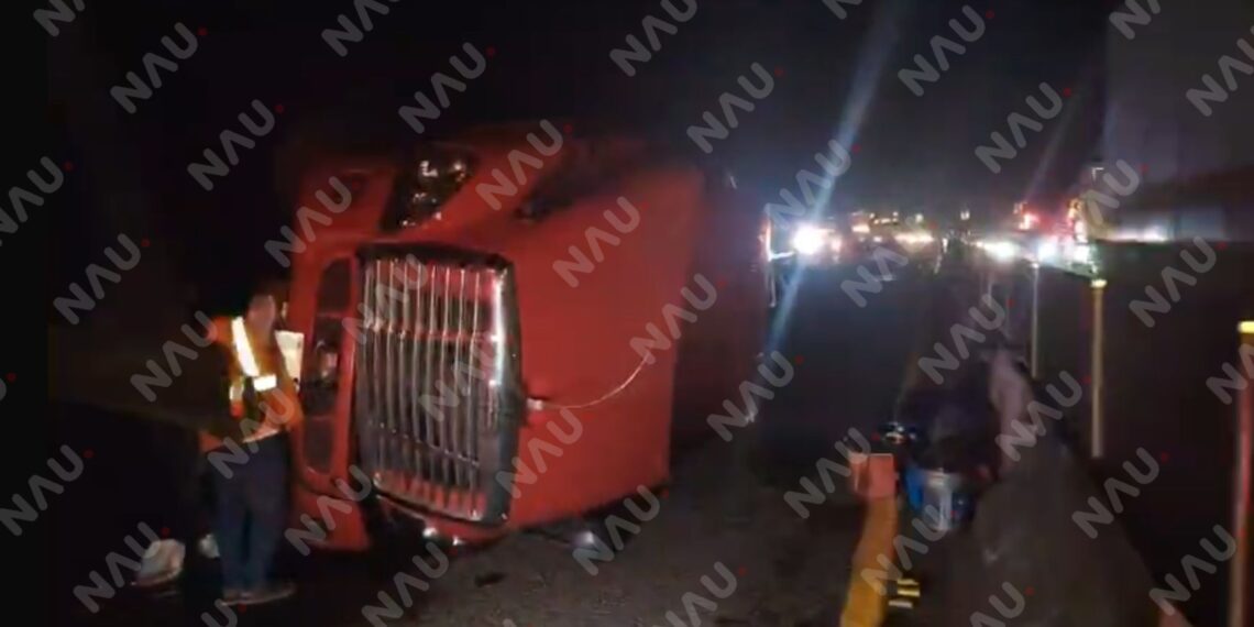 Tráiler cargado con rollos de plástico se vuelca en la salida poniente de Tapachula