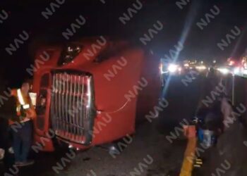 Tráiler cargado con rollos de plástico se vuelca en la salida poniente de Tapachula