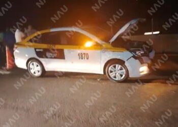Fuerte choque entre taxi y automóvil particular en la carretera Tapachula – Huixtla deja cuantiosos daños materiales