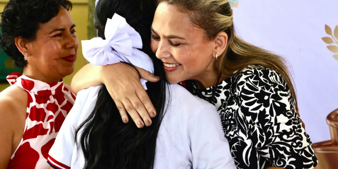 Karla del Toro asiste como invitada especial a la ceremonia de clausura de la Secundaria Técnica 30