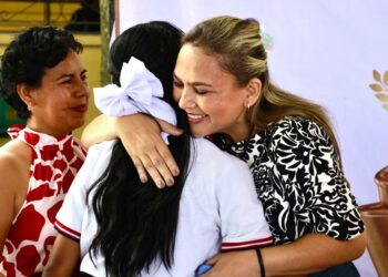 Karla del Toro asiste como invitada especial a la ceremonia de clausura de la Secundaria Técnica 30