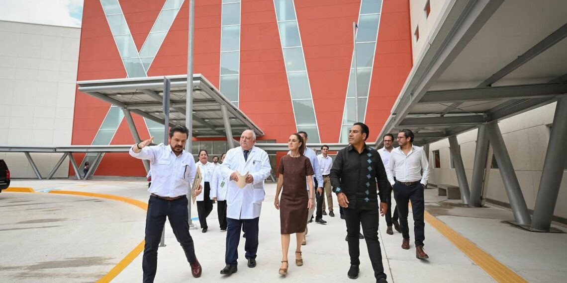 Eduardo Ramírez acompaña a Claudia Sheinbaum en la supervisión del Hospital General de Zona No. 13 en Tuxtla