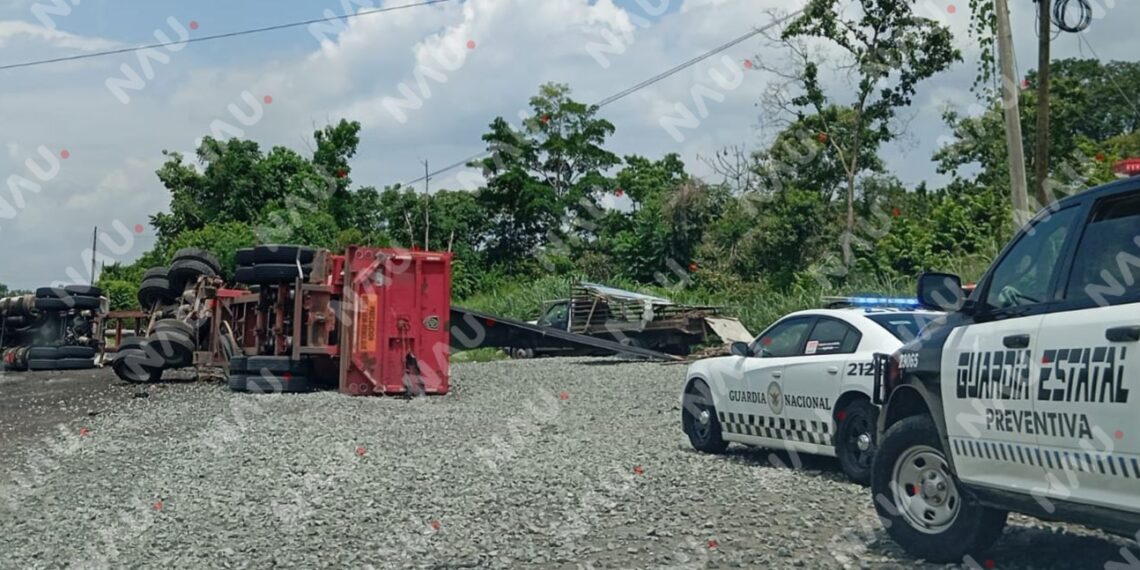 Cuatro obreros se salvan de milagro tras volcadura de tráiler en la Curva del Diablo