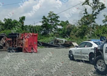 Cuatro obreros se salvan de milagro tras volcadura de tráiler en la Curva del Diablo