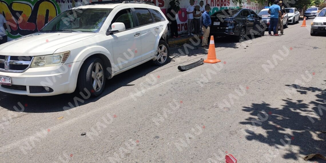 Conductor pierde el control y se estrella contra vehículo estacionado en Tapachula