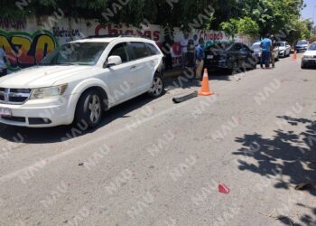 Conductor pierde el control y se estrella contra vehículo estacionado en Tapachula