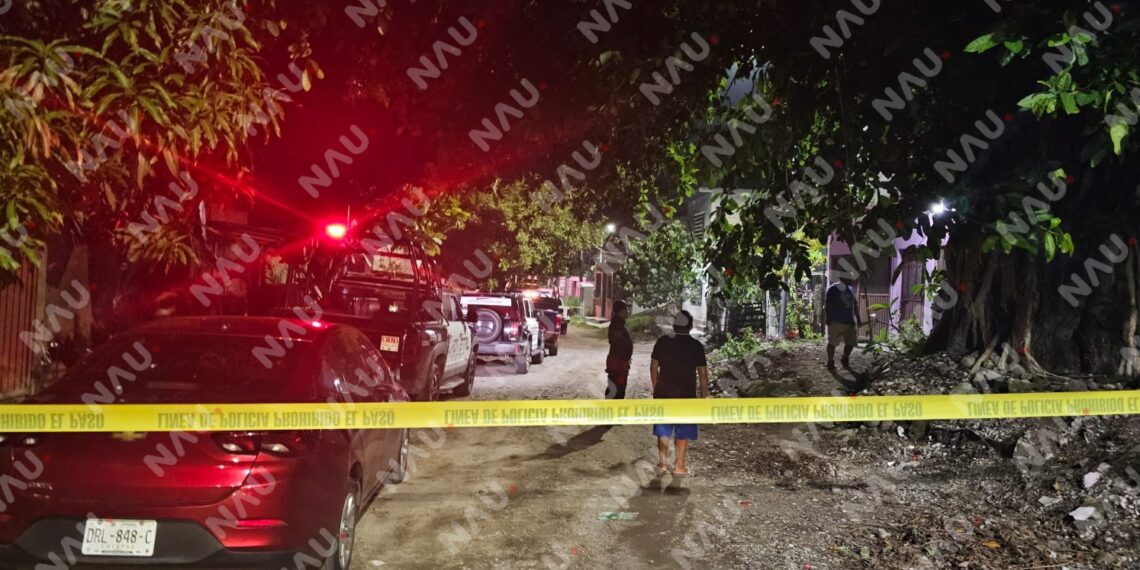 Ejecutan a balazos a dos jóvenes y hieren a una mujer y un hombre en la colonia Lirios en Tapachula
