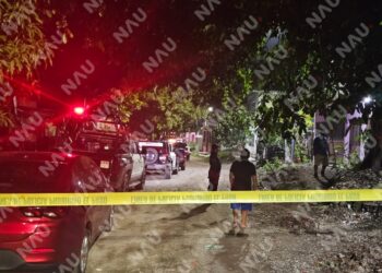 Ejecutan a balazos a dos jóvenes y hieren a una mujer y un hombre en la colonia Lirios en Tapachula