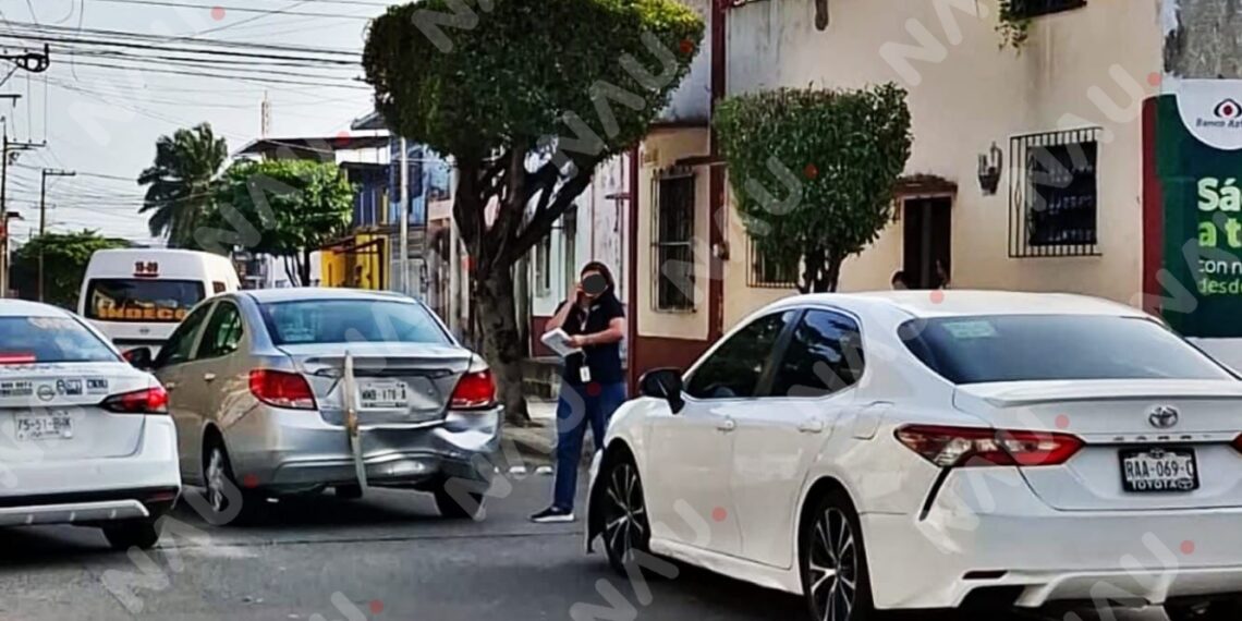 Conductora huye tras provocar accidente por alcance en pleno centro de Tapachula