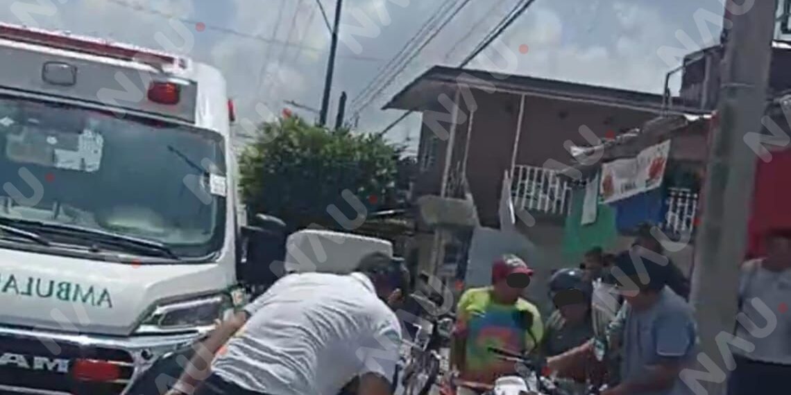 Motorista choca contra ambulancia del IMSS; terminó siendo atendido por paramédicos