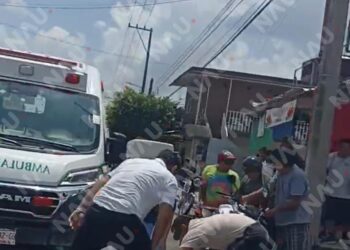Motorista choca contra ambulancia del IMSS; terminó siendo atendido por paramédicos