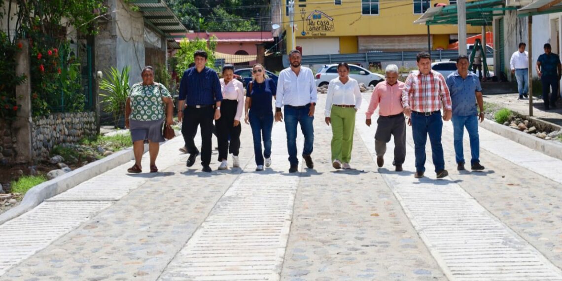 Julio Gamboa supervisa avances de obras en Frontera Talismán