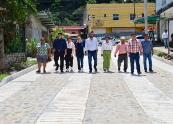 Julio Gamboa supervisa avances de obras en Frontera Talismán