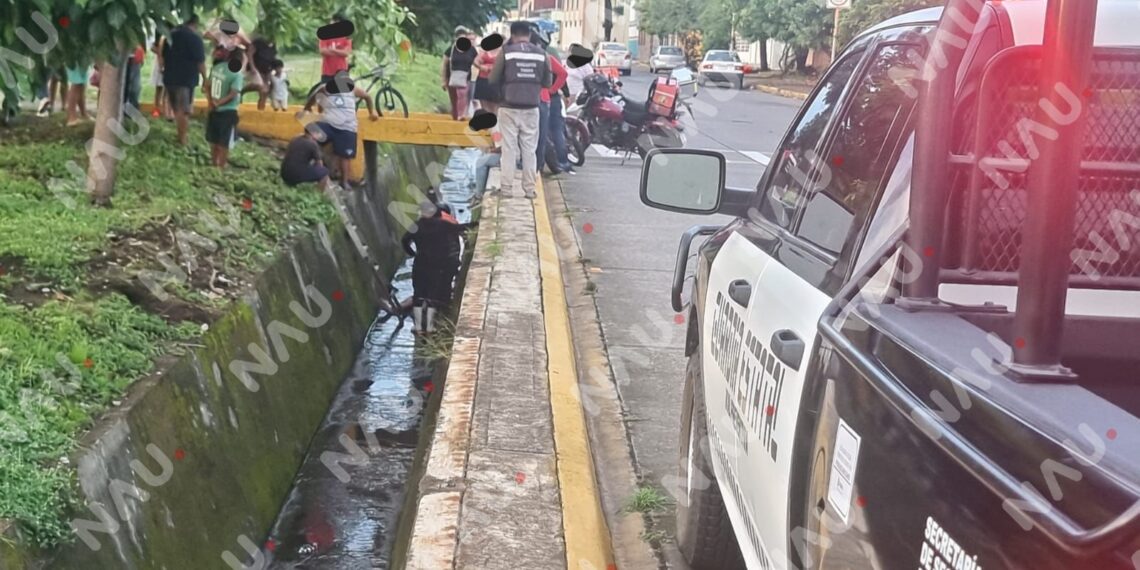 Joven ciclista cae a un dren pluvial en la colonia Benito Juárez y resulta lesionado