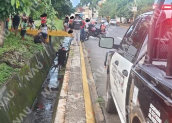 Joven ciclista cae a un dren pluvial en la colonia Benito Juárez y resulta lesionado