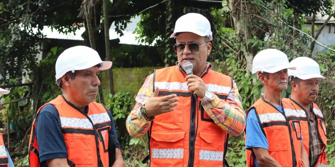 Fabián Barrios de León da banderazo de obra en la Fracción Nueva Esperanza
