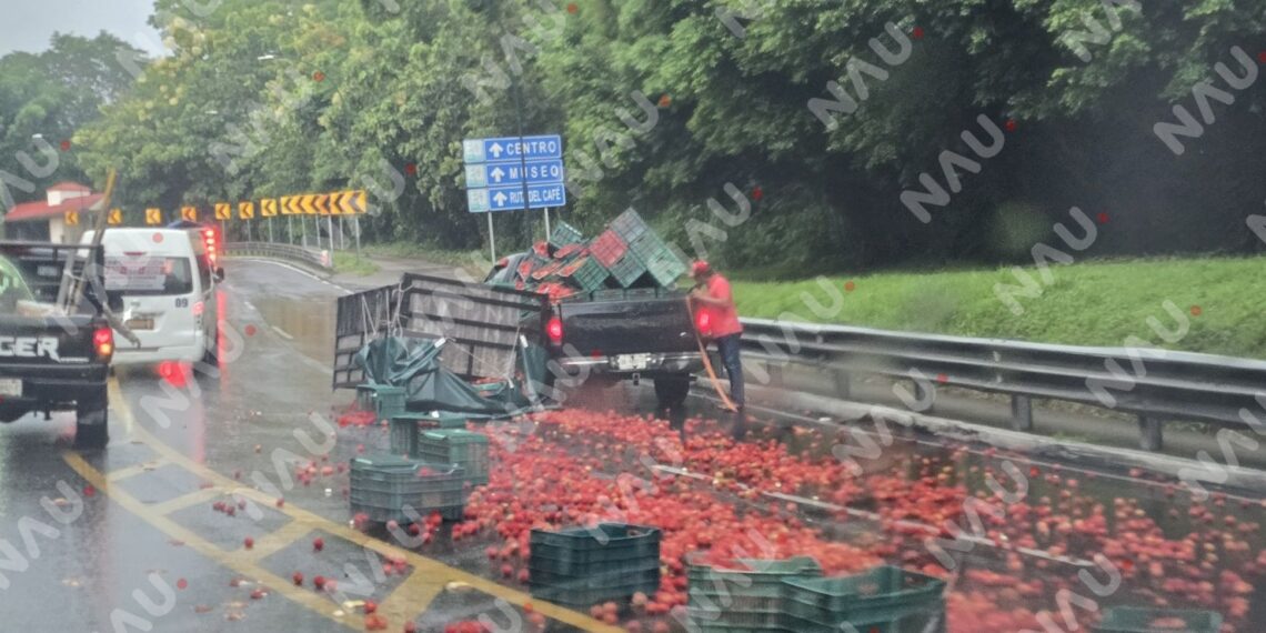 Rejas de rambután caen de camioneta y obstruyen la carretera en Tuxtla Chico
