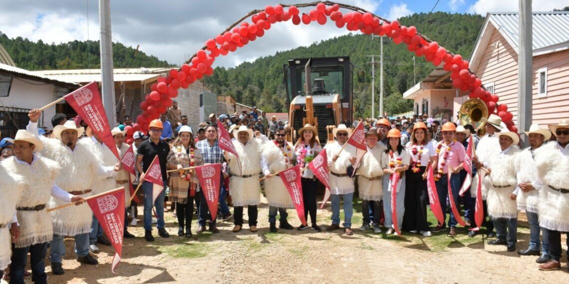 Inicia pavimentación de carretera en la comunidad El Escalón