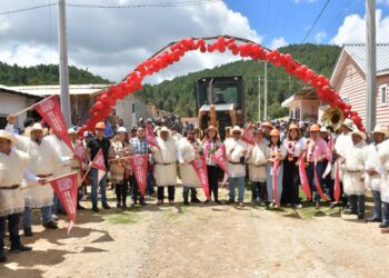 Inicia pavimentación de carretera en la comunidad El Escalón