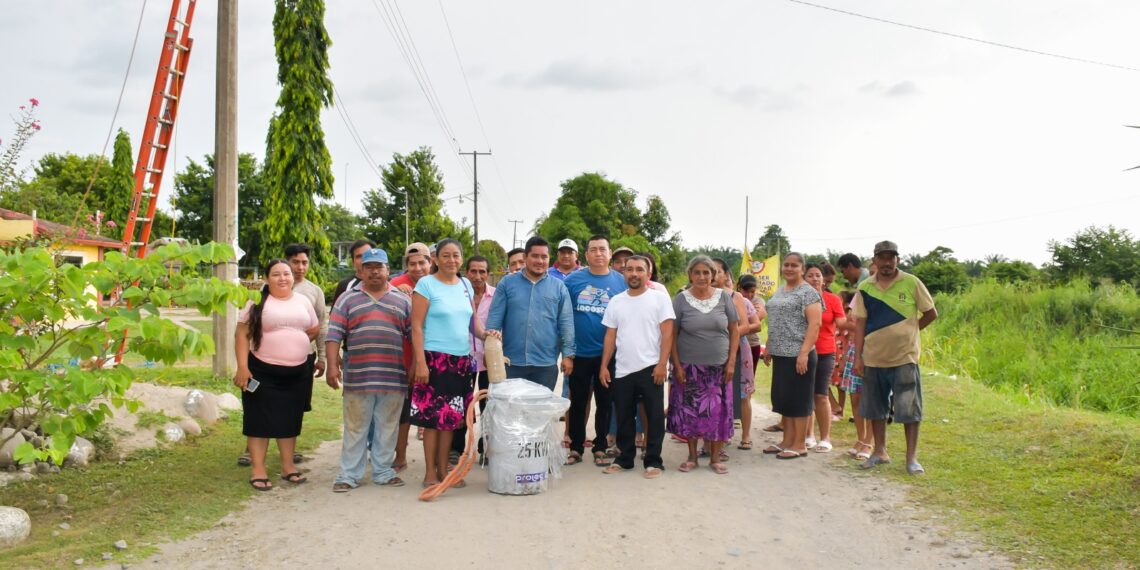Instalan nuevo transformador en Rosario V con recursos personales del presidente municipal