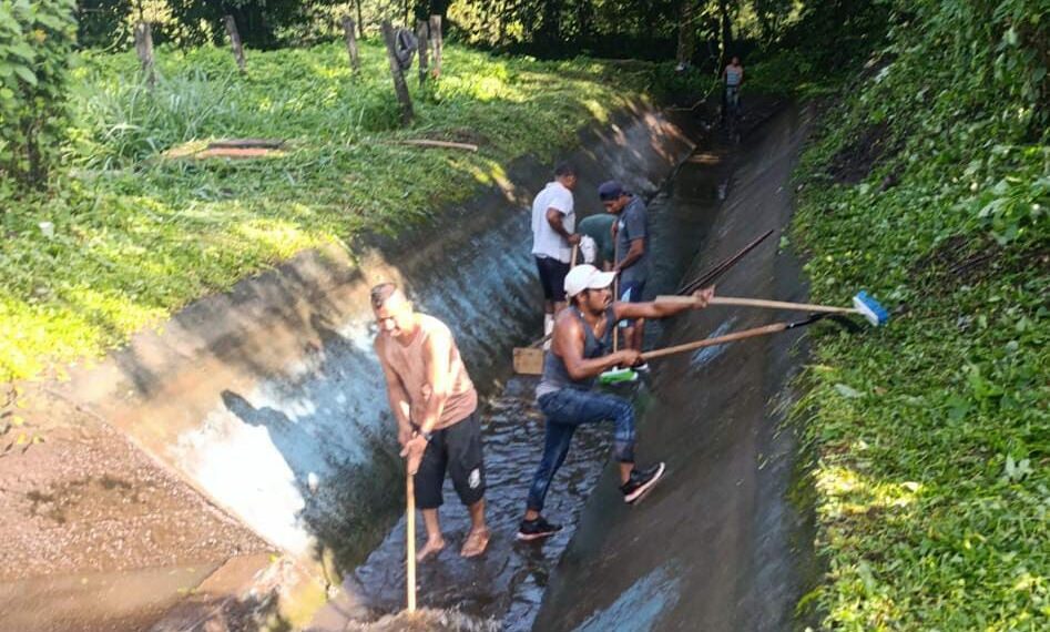 Gobierno de Tuxtla Chico y SAPAM efectúan la limpieza en talud en Rosario Izapa