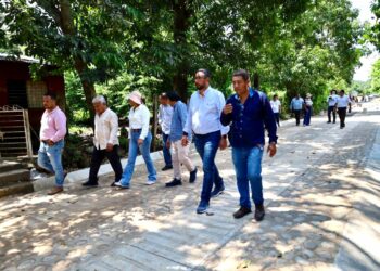 Avanza la construcción de camino con empedrado mixto en camino las palmas en primera Sección de Medio Monte