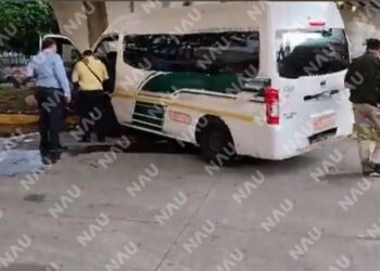 Percance vehicular en Tapachula: transporte público impacta a vendedor ambulante frente al sindicato del IMSS