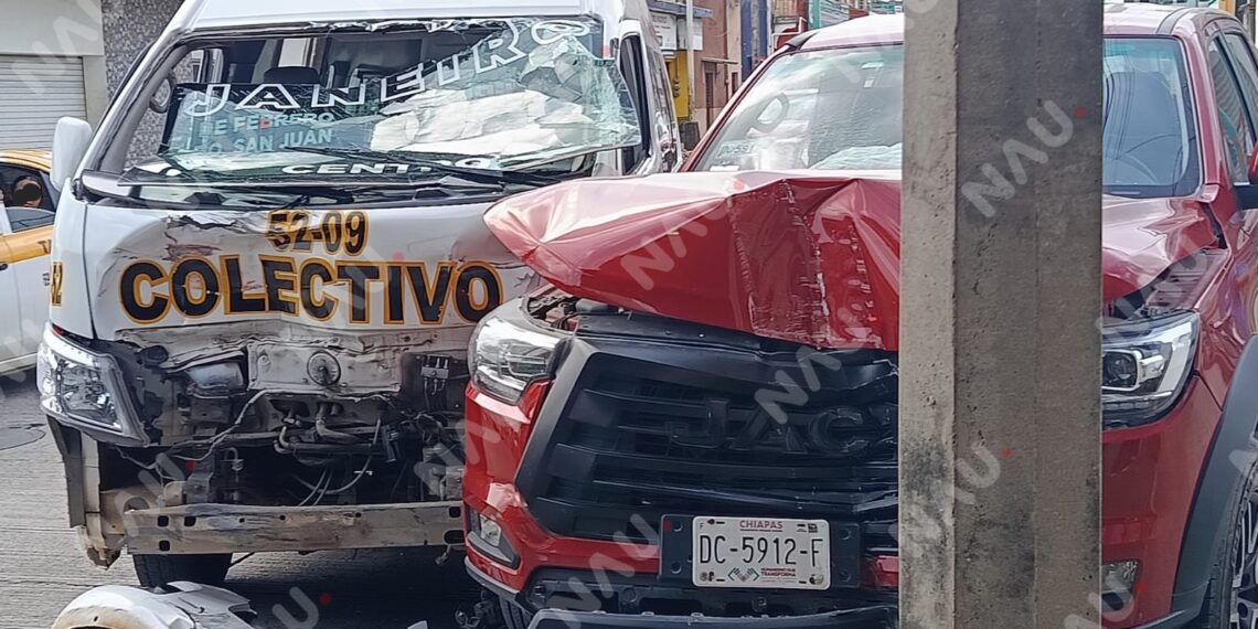 Fuerte choque entre colectivo y camioneta deja varios lesionados en Tapachula
