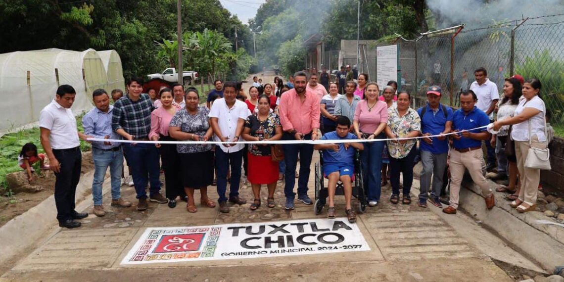 Julio Gamboa inaugura obra en primera Sección de Medio Monte