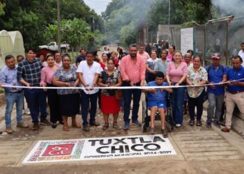 Julio Gamboa inaugura obra en primera Sección de Medio Monte