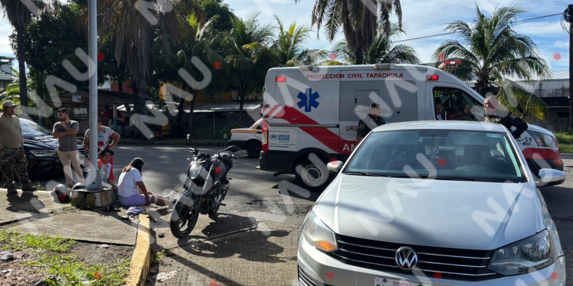 Dos lesionados deja choque entre vehículo y motocicleta en la calzada Manuel Velasco