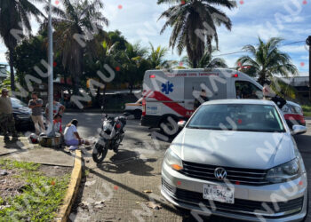 Dos lesionados deja choque entre vehículo y motocicleta en la calzada Manuel Velasco
